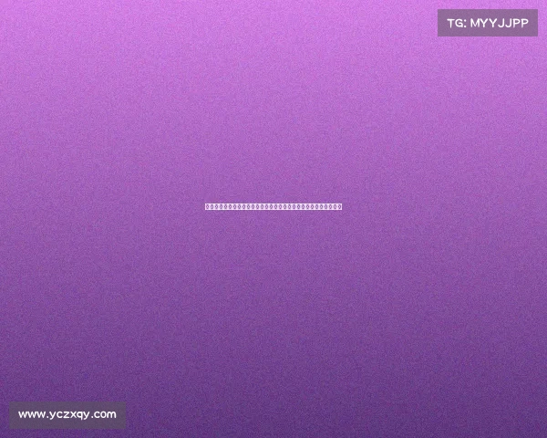 麦克托米奈西装搭配蓝白细条纹衬衫亮相温网帅气十足引领时尚潮流